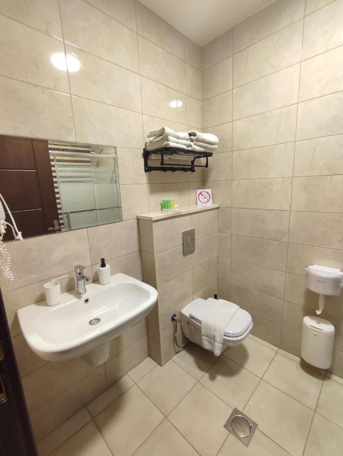 Black Iris Ii Hotel